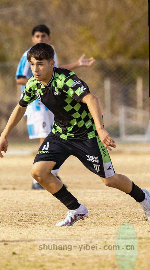 手机竖屏界面展示实时比分和赛程列表